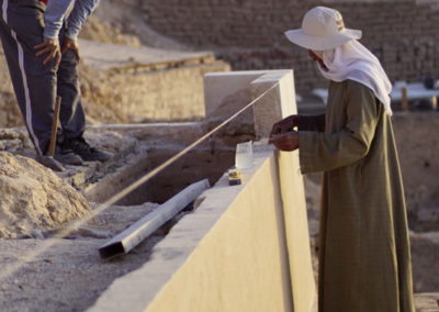 Ahmed Tuamy coloca los bloques al milímetro para alzar dos hileras la fachada de Djehuty.
