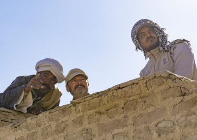 El rais ali, Miguel Ángel y el Inspector Ahmed, observan el trabajo sobre la fachada de la tuba de Djehuty.