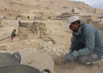Entre la tumba de Djehuty y la excavación, Carmen y Pía consolidan las estructuras de adobe.