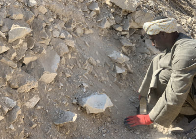 Saidi trata de perfilar el corte de la excavación frente a los pozos y capillas de adobe.