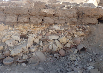 Muro de adobe de época ramésida apoyado sobre un depósito de cerámica de la dinastía XVII.