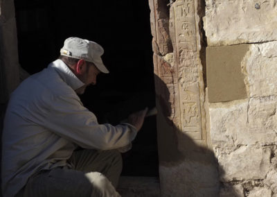 Miguel Ángel recoloca las jambas de la puerta de entrada a la tumba de Baki, supervisor del ganado de Amón.
