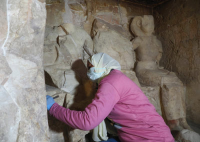Fátima limpia y consolida el nicho con la estatuas de Djehuty y sus padres, al fondo de la tumba.