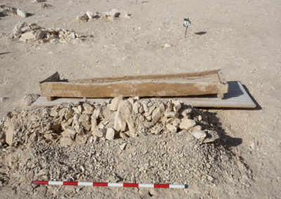 Base de un ataúd del Reino Medio arrojado fuera de su tumba por saqueadores de época antigua.