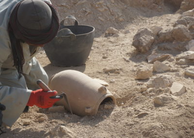 Ibrahim excava alrededor de la vasija de la dinastía 27, que formaba parte de un depósito de momificación.