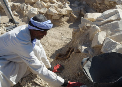 Ahmed excava una zona que fue saqueada a finales del siglo XIX.