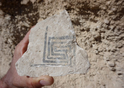 Ostracon de caliza con el dibujo de un laberinto o espiral. común en la decoración de techos de tumbas.