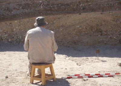 José Miguel analiza uno de los perfiles de su zona de excavación.