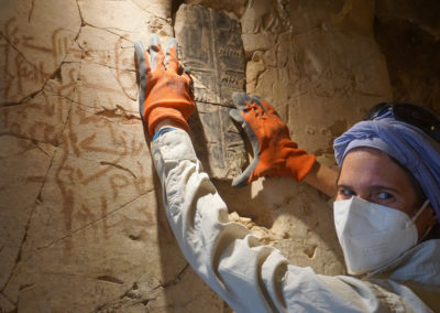 Lucía encuentra el sitio en la pared de un fragmento de inscripción hallado en el exterior.