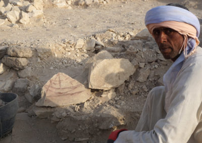 Entre las piedras de caliza, Ahmed halla un bloque con un dibujo de un barco.