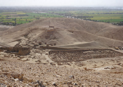 Deir el-Medina en primer plano. El asentamiento de los artesanos a la derecha y el templo de Hathor a la izquierda.
