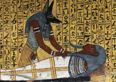 Anubis se encarga de la momificación del difunto, como así se representa en una de las tumba de Deir el-Medina.
