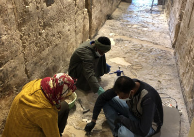 Asmáa, Ahmed y Nadjar refuerzan el suelo del pasillo de la tumba de Djehuty.