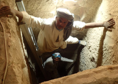 Yassín y Mohamed bajan cajas de cerámica ya estudiada al pozo de la sala transversal de la tumba de Djehuty.