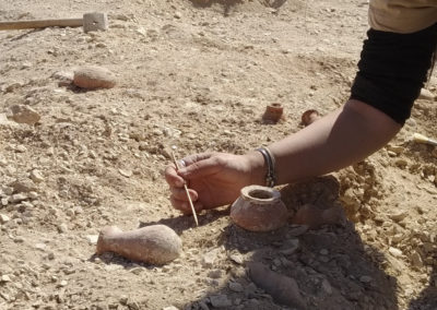 Marisol excava el depósito de cerámica de la dinastía 17.