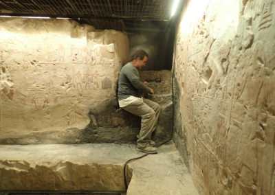 Nacho da los últimos retoques estéticos a la tumba de Djehuty.