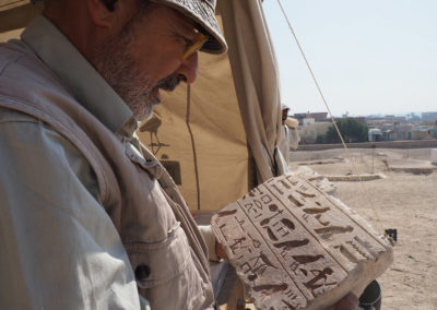 Chemi examinando una inscripción a reubicar en la tumba de Baki.