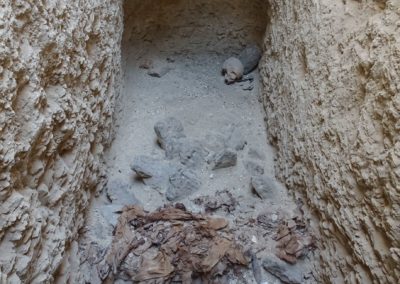 Nivel de derrumbe de adobes en el fondo del pozo que están excavando José Miguel, Laura y Amalia.