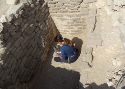 Ana trabajando en el interior del pozo que excava con Marisol.
