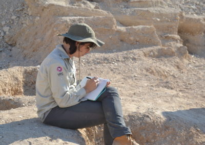 Laura describiendo las unidades estratigráficas en su cuaderno de excavación.