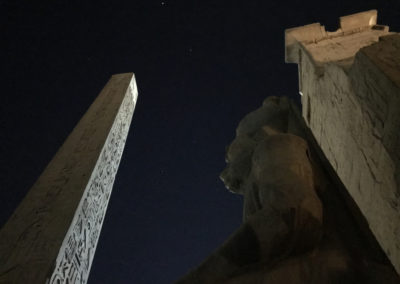 La magia del templo de Luxor bajo la noche estrellada.