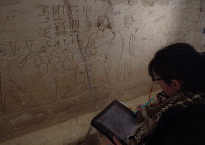 Carmen trabajando en la epigrafía de la tumba de Djehuty.