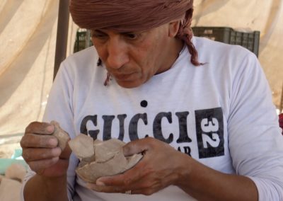 Khaled pegando cerámica.