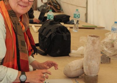 Betina estudiando la cerámica asociada a la capilla grande de Sergio.