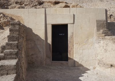 La reconstrucción de la fachada de la tumba de Baki nos permite visualizar cómo era la entrada a una tumba egipcia originalmente.