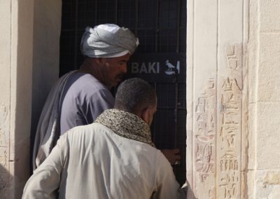 El rais Ali abre la puerta de la tumba de Baki.