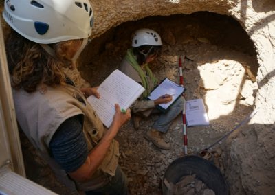 Amalia y Laura documentando los avances de la excavación en el pozo 39.