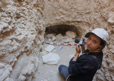 Ana realizando fotografía arqueológica.