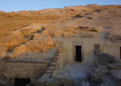 Las fachadas de las tumbas de Heri, Baki y Ay.