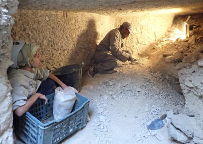 Bea e Ibrahim avanzan en la excavación de la cámara del pozo.