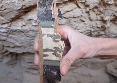 Fragmento de ataúd con inscripción hallado en el pozo de Bea.