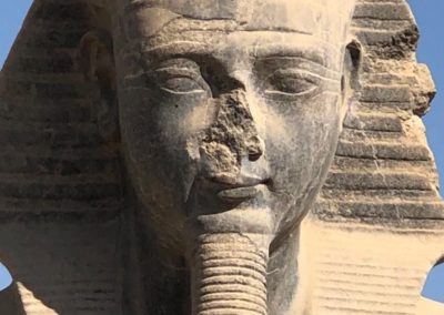 Estatua de Amenhotep III en el templo de Mut