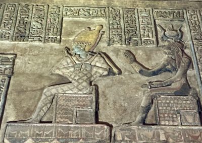 Relieves llenos de policromía en el templo de Isis de Deir el-Shelwit