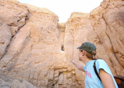 Laura señalando la apertura de la roca que da acceso a la tumba de la reina Hatshepsut