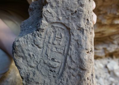 Bloque de adobe con la impronta de Nebamón hallado en el pozo funerario que ha excavado Bea.