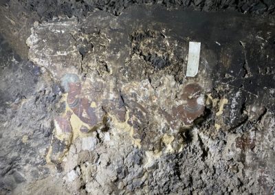 Los trabajos de restauración de Miguel Ángel en una de las tumbas ubicadas tras la casa amarilla