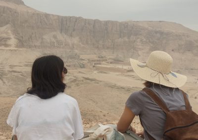 Laura y Bea contemplando Deir el-Bahari