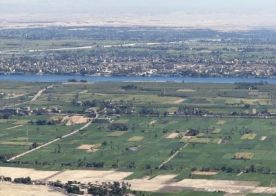 Vistas del Nilo y Karnak desde arriba de la montaña tebana