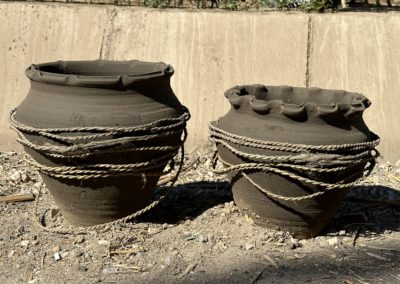 Cuerdas para contener la forma de la cerámica fresca mientras seca al sol, como se hacía en la antigüedad
