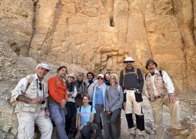 El grupo frente a la tumba de Hatshepsut como reina consorte