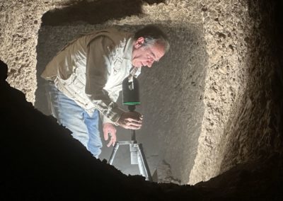 Juan escaneando una de las tumbas
