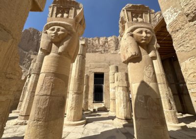 Columnas con capiteles hathóricos en la capilla de Hathor de Deir el-Bahari