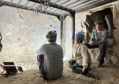 Los geólogos realizando análisis en la cámara pintada de la tumba de Djehuty.