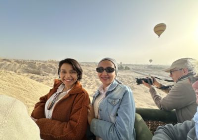 Fatma y Maryam disfrutando del viaje en globo
