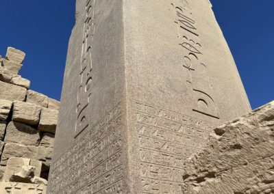 Detalles de las inscripciones del obelisco de Hatshepsut
