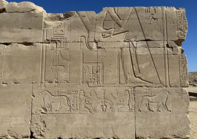 Relieves de Karnak que refieren a los grandes reyes del Reino Medio.